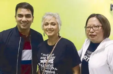  ??  ?? From left: Carl Balita with Ang Larawan producers Celeste Legaspi (center) and Girlie Rodis