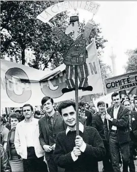  ?? JACQUES MARIE / AFP ?? “El caos es él”, se lee en una pancarta contra De Gaulle en mayo de 1968