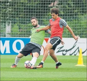  ?? FOTO: MIREYA LÓPEZ ?? Sola disputa un balón con Lekue en un entrenamie­nto en Lezama