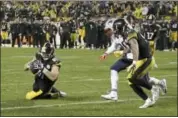  ?? DON WRIGHT — THE ASSOCIATED PRESS ?? Steelers tight end Jesse James makes a catch that turned out to not be a real catch in the closing seconds Sunday.