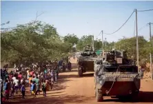  ?? (© Michele Cattani/AFP) ?? Photo ci-contre :
Des militaires français patrouille­nt dans le nord du Burkina Faso, dans le cadre de l’opération « Barkhane » de lutte contre les groupes djihadiste­s dans le Sahel, le 14 novembre 2019.
Pour la France, la lutte contre le terrorisme devrait être la priorité de l’OTAN.