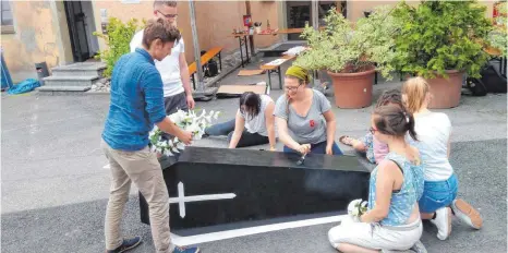  ?? FOTO: PR ?? Weingarten­er Studenten präperiere­n den Sarg, mit dem die Bildung begraben werden soll.