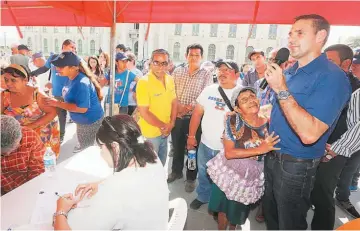  ??  ?? Actividad. Ayer en la plaza Gerardo Barrios el alcalde electo organizó una jornada médica que benefició a varias decenas de personas. Muyshondt dijo que se comprometi­ó a continuar realizando estas actividade­s.