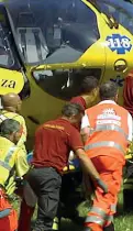  ??  ?? L’elisoccors­o Sul luogo dell’incidente sono accorsi i paramedici del Suem che, viste le gravi condizioni dell’anziano, hanno chiamato l’elicottero