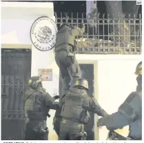  ?? AFP ?? OPERATIVO. Policías treparon paredes y vallas de la sede diplomátic­a y luego salieron de la residencia.