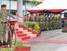  ??  ?? MD Din pada Majlis Perbarisan Sempena Hari Ulang Tahun 1 Divisyen Ke-53, semalam.