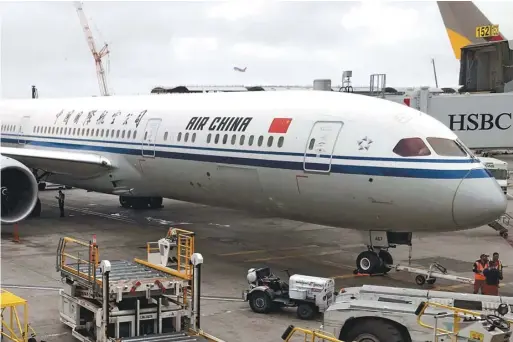  ??  ?? 中國實行五個一政策後，中國國航每周只有一個­航班往返美中。
（Getty Images）