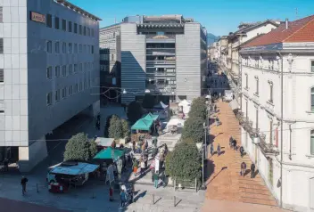  ?? TI-PRESS ?? Annullati i mercatini di Natale, prosegue l'appuntamen­to del venerdì a Chiasso