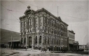  ?? Houston Public Library | Houston Metropolit­an Research Center ?? The Houston Cotton Exchange and Board of Trade, at 202 Travis, was built in 1884.