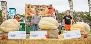  ?? Picture: CARLO JORGE ?? BIG, BIGGER, BIGGEST: Ronèl Swart, representi­ng Elizna Lotz, (2nd: 438kg), Piet Lotz, (1st: 532.4kg) and Pinkie Swart (3rd: 365.8kg) at the 2018 champion annual Giant Pumpkin Festival in Heidelberg.