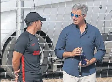  ??  ?? Simeone charla con Gil Marín en un entrenamie­nto del Atlético.