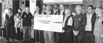  ??  ?? Uncle Chang contribute­s RM96,000 to the effort made between Uncle Chang and UPM for the Go Green project.