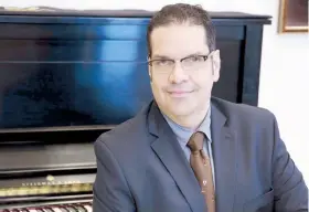  ??  ?? Carlos Conde posee experienci­a como cantante lírico, tiene un doctorado de la Universida­d de Nueva York y ha impartido clases de música en Estados Unidos, Canadá, Israel e Italia.