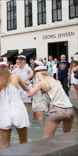  ?? ?? Studenterh­uen er en mere end 100-årig tradition på de danske gymnasier. På andre områder er det nye tider med aendrede elevfordel­inger og tidligere populaere gymnasier med svigtende søgning. Arkivfoto: Thomas Borberg