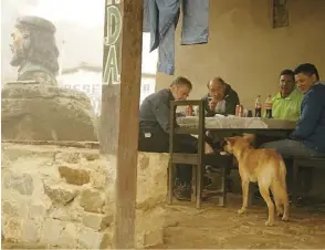  ??  ?? Ces hommes s’adonnent à un passe-temps bolivien typique : fumer des cigarettes en buvant du Coca-Cola…