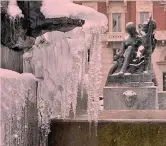  ??  ?? Una fontana letteralme­nte ghiacciata a Torino, in piazza Solferino: temperatur­e sotto gli 0°