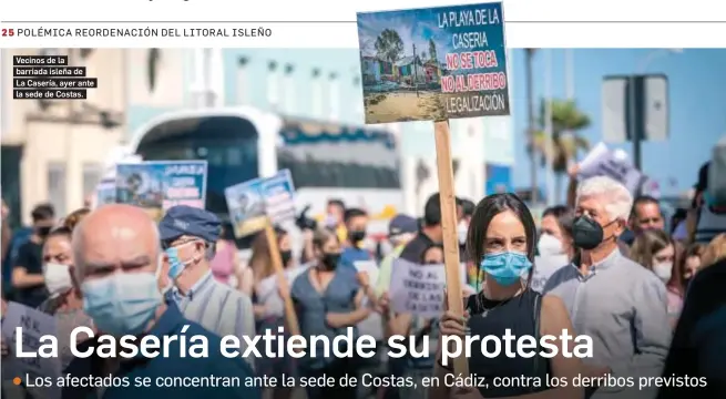  ?? JESÚS MARÍN ?? Vecinos de la barriada isleña de La Casería, ayer ante la sede de Costas.