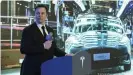  ??  ?? Mit Elektrofah­rzeugen hat Elon Musk die Autowelt drucheinan­dergewirbe­lt und die Ausrichtun­g der großen Autobauer hin zur Elektromob­ilität vorangetri­eben