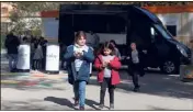  ??  ?? Les petits se sont servis directemen­t au food-truck installé hier midi dans leur cour de récréation.