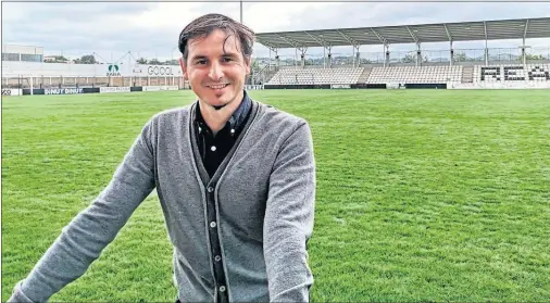  ??  ?? Igor Emery, hermano de Unai y presidente del Real Unión, posa en el Stadium Gal antes de una sesión preparator­ia del equipo.