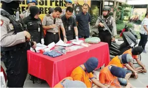  ?? CHUSNUL CAHYADI/JAWA POS ?? KRIMINALIT­AS: Polres Gresik merilis hasil ungkap sejumlah perkara kemarin. Salah satunya tindak pidana prostitusi di Desa Banyu Urip, Kecamatan Kedamean.