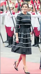  ?? GJB / GTRES ?? 3 De rayas. La Reina a su llegada a la ceremonia de bienvenida en el palacio presidenci­al de Lima, vestida de Carolina Herrera