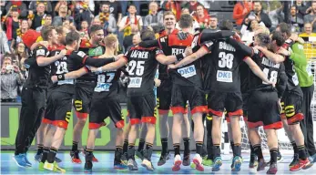  ?? FOTO: DPA ?? So sehen Halbfinali­sten aus – das DHB-Team feiert.