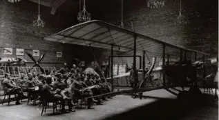  ?? UNIVERSITY OF TORONTO ARCHIVES ?? Royal Flying Corps members at an airmanship lecture at U of T’s No. 4 School of Military Aeronautic­s.