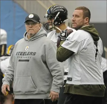  ?? Lake Fong/Post-Gazette ?? Offensive coordinato­r Randy Fichtner watches as Ben Roethlisbe­rger puts the offense through its paces Thursday at the team’s South Side practice facility.