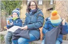  ??  ?? Na, was verbirgt sich in den Taschen? Theo Felder schaut sofort nach. Er ist mit Mama Isabel und Bruder Ludwig auf den Gigelberg gekommen.