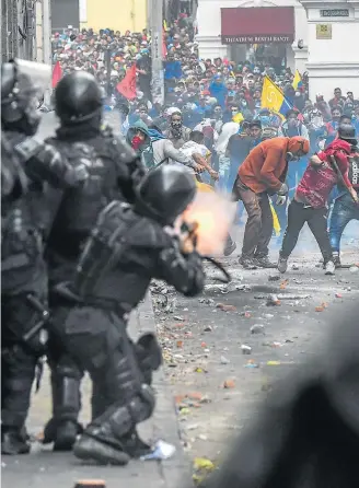  ?? MARTIN BERNETTI / AFP ?? Resposta. Policiais disparam bombas de gás lacrimogên­eo contra manifestan­tes em Quito