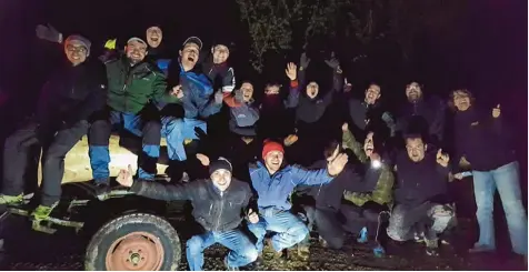  ?? Foto: Burschen Oberschöne­berg ?? Die Oberschöne­berger haben erfolgreic­h den Maibaum von Münsterhau­sen geklaut. Zurückgebe­n konnten sie ihn aber nicht.