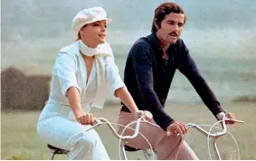  ??  ?? In bicicletta Nino Castelnuov­o e Romy Schneider in una scena di «Male d’amore», film del 1974