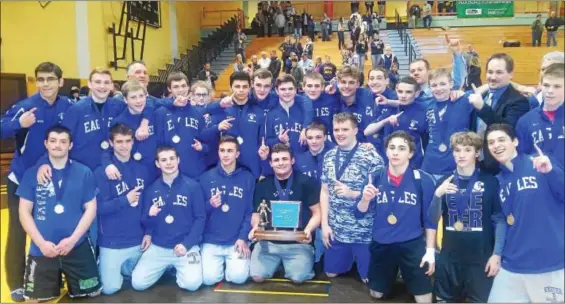  ?? JEFF DEWEES - FOR DIGITAL FIRST MEDIA ?? The Exeter wrestling team celebrates with the District 3champions­hip trophy after winning the Class AAA team duals title Saturday.