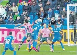  ??  ?? Imagen de la polémica acción Ángel tocó el balón con la mano dentro del área