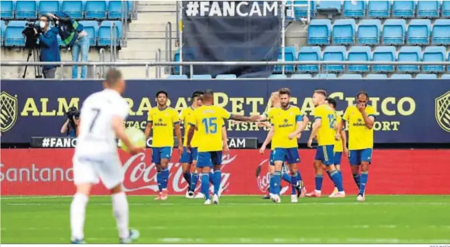  ?? JESÚS MARÍN ?? Los jugadores del Cádiz celebran uno de los goles frente al Huesca.