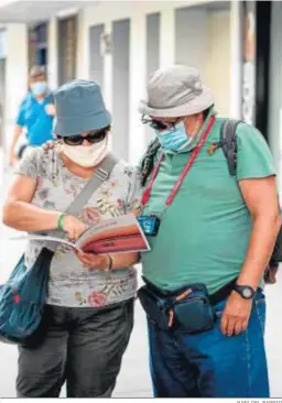  ?? RAFA DEL BARRIO ?? Dos turistas consultan un folleto sobre la ciudad.