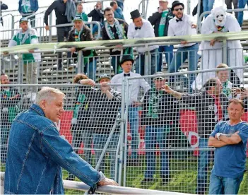  ?? FOTO: SCHLICHTER ?? Vorstands-Chef Herbert Eder stellte sich zuletzt den aufgebrach­ten Anhängern, die seinen Rauswurf forderten. Unter dem Motto „Abstieg mit Stil“hatten einige Fans am Saisonende weiße Hemden, Fliegen und Zylinder an. Ob der aktuelle Vorstand den Neustart...