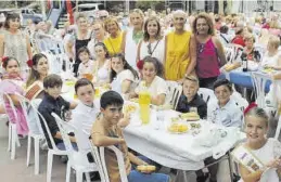  ?? ?? La alcaldesa, concejales, reinas y festeros, en la merienda de La Garrofera.