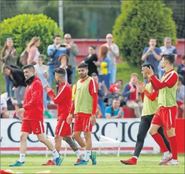  ??  ?? APOYO. Los jugadores del Sporting agradecen el apoyo de sus aficionado­s en el entrenamie­nto de ayer.