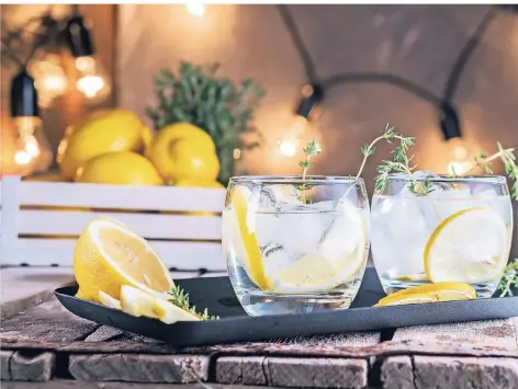  ?? FOTO: GETTY IMAGES ?? Ein Cocktail mit Gin, Zitronen und Thymian ist lecker und gesund.