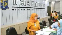  ?? ANDRIANSYA­H POETRA/JAWA POS ?? LAYANAN TERPADU: Pemkot Surabaya memberikan fasilitas bagi warga Surabaya untuk membayar pajak melalui UPTSA.