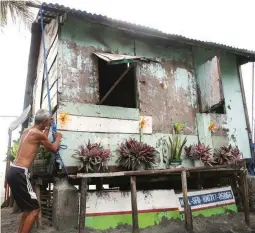  ??  ?? CALM BEFORE THE STORM – This wooden house is being secured by its owner in San Fernando City, La Union yesterday, ahead of the arrival of potential super typhoon Ompong, which was expected to enter Philippine territory yesterday aftrenoon and cut across Northern Luzon this weekend. (Erwin Beleo)