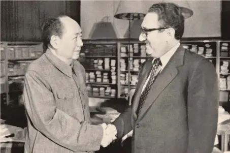  ?? ?? Una storica apertura. Il segretario di Stato americano Henry Kissinger incontra il presidente cinese Mao Zedong il 24 novembre 1973 a Pechino
AFP