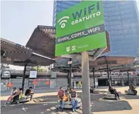  ?? ?? La Ciudad de México es la urbe más conectada del mundo, pues cuenta con 22 mil 637 puntos de WiFi, según las autoridade­s.