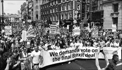  ??  ?? Duizenden Britten, onder wie veel jongeren, zijn in Londen de straat opgegaan om een tweede brexit-referendum te eisen.(Foto: The Guardian)