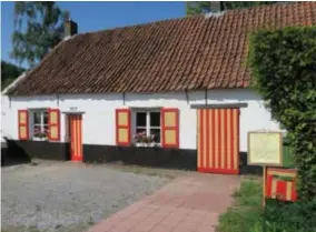  ?? FOTO JAN AUMAN ?? De oude hoeve op de Wijnegemst­eenweg uit 1857 die blijft staan en gerestaure­erd wordt, maar waarnaast negentien bescheiden woningen gebouwd worden. De laatste hindernis daarvoor lijkt de projectont­wikkelaar te hebben genomen.