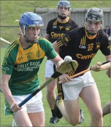  ??  ?? HWH-Bunclody sharpshoot­er Billy Kelly on the move as Seánie O’Neill of Adamstown gives chase.