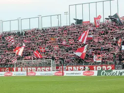  ??  ?? Festa I del attendono tifosi Vicenza solo la ratifica del consiglio federale per festeggiar­e la promozione in serie B