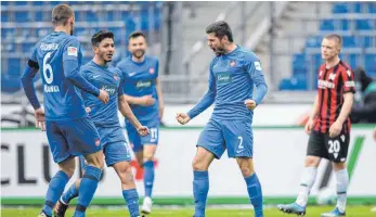  ?? FOTO: SWEN PFÖRTNER/DPA ?? Heidenheim­s Marnon Busch jubelt nach seinem Tor mit seiner Mannschaft.